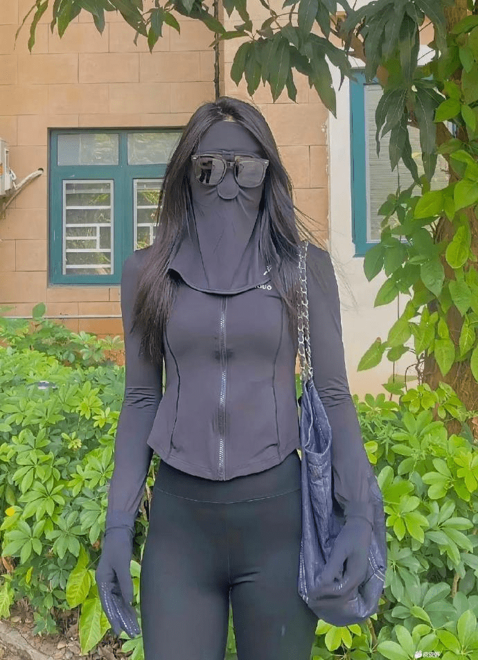 爆笑推荐:妹子全副武装要是干嘛?没见过有人这样穿衣服的!