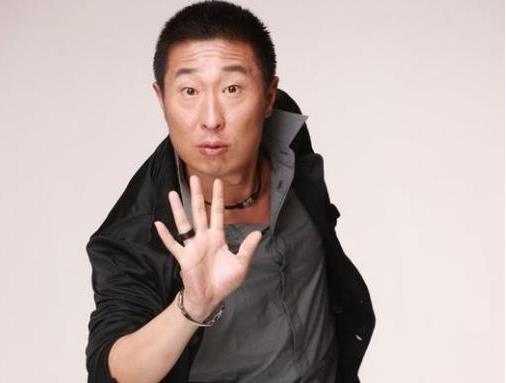大家第一想到的应该就是舞台上的小品《装修》,节目中林永健一个人