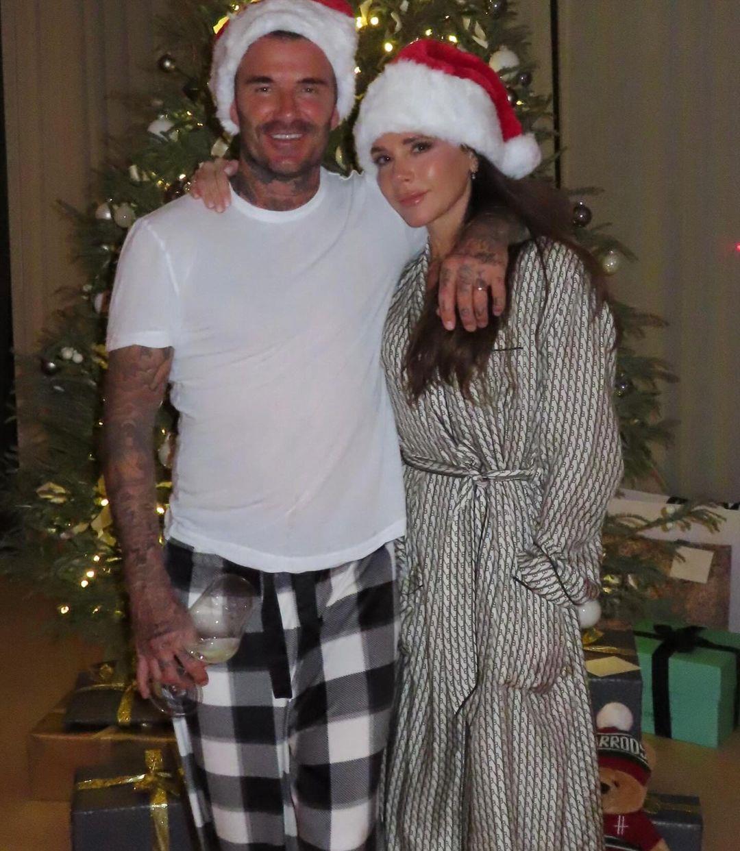 贝克汉姆一家拍摄圣诞全家福独缺次子,贝嫂皮肤紧致却变橡胶脸_妮可拉