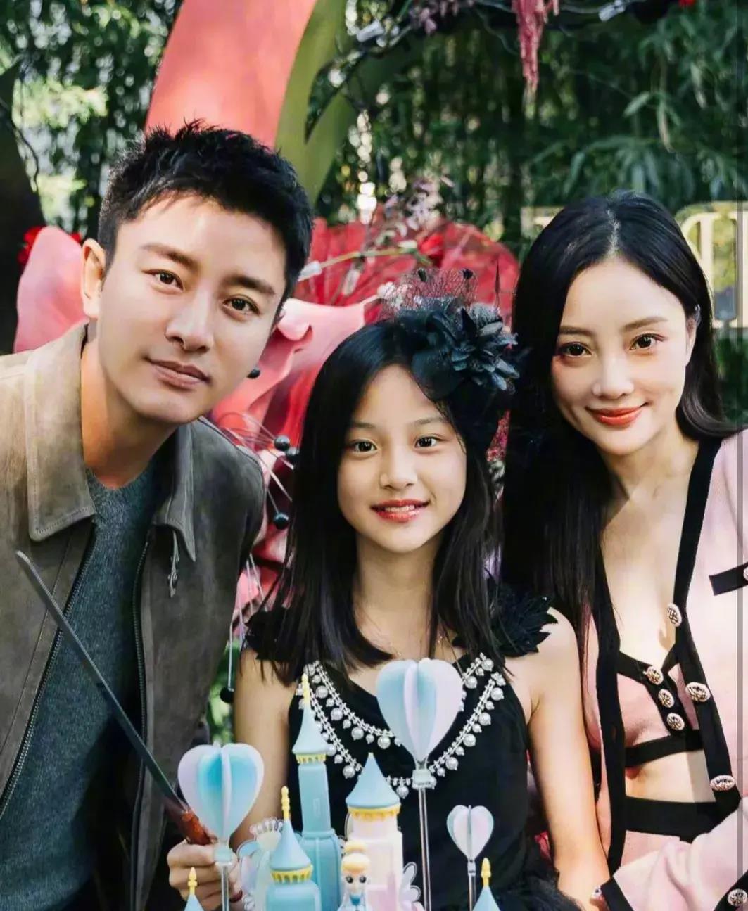 模样大变认不出,网友:太像妈妈了_李小璐_母亲_贾乃亮