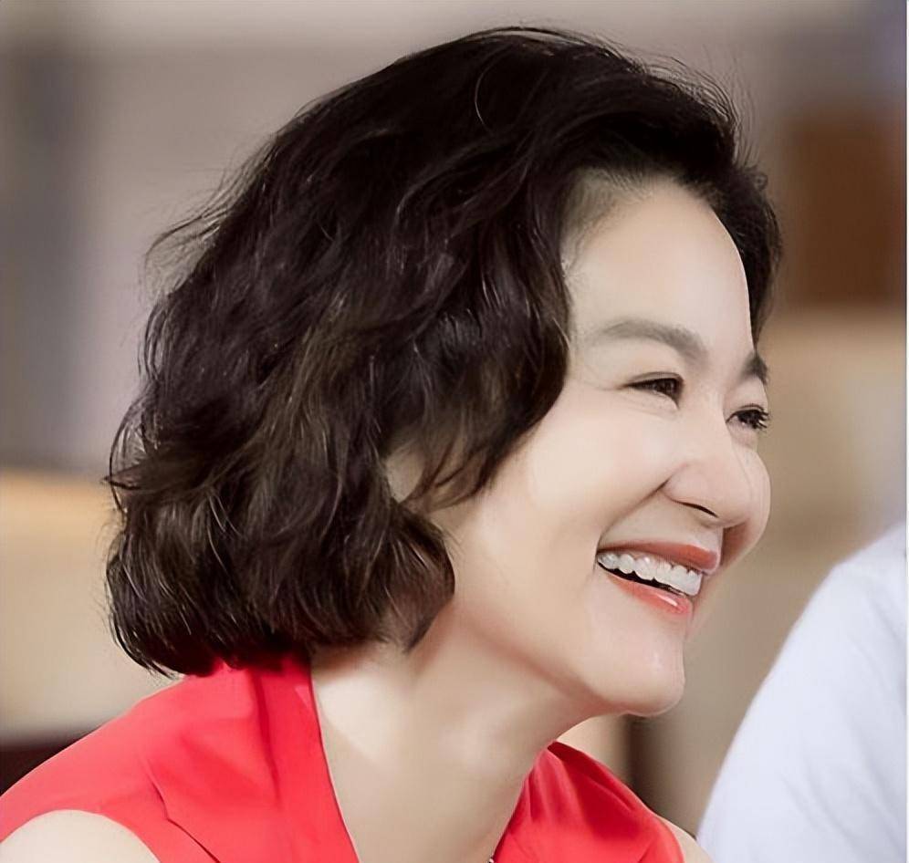 "潇洒贵妇"林青霞:18个佣人10只看门狗,厨师仅4年满头白发?