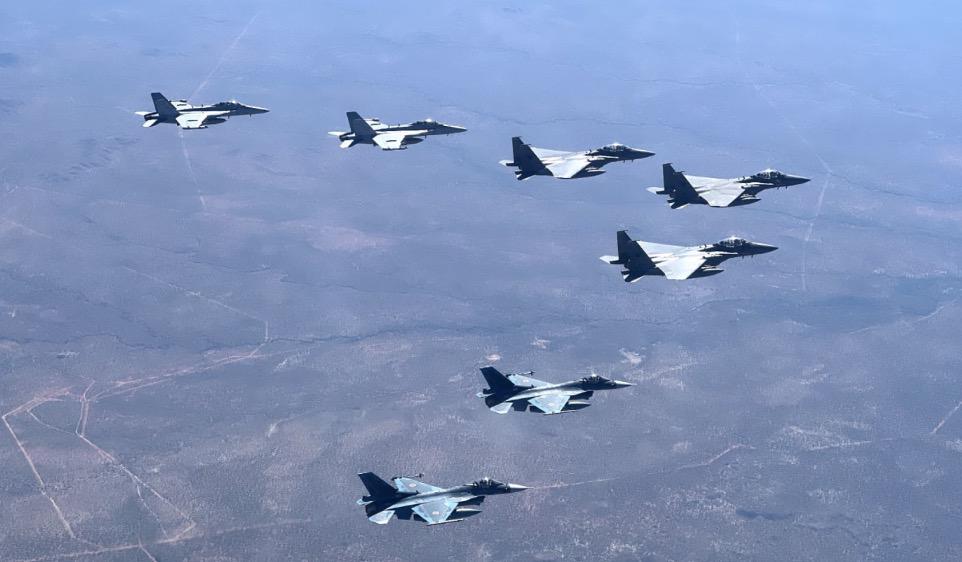 在關島接受訓練,而新加坡空軍此前也曾將戰鬥機部署到安德森空軍基地