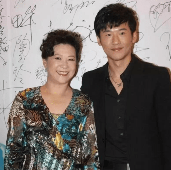 演员王骁:45岁走红,娶平凡妻子生一女,是母亲王馥荔的骄傲_表演_演艺