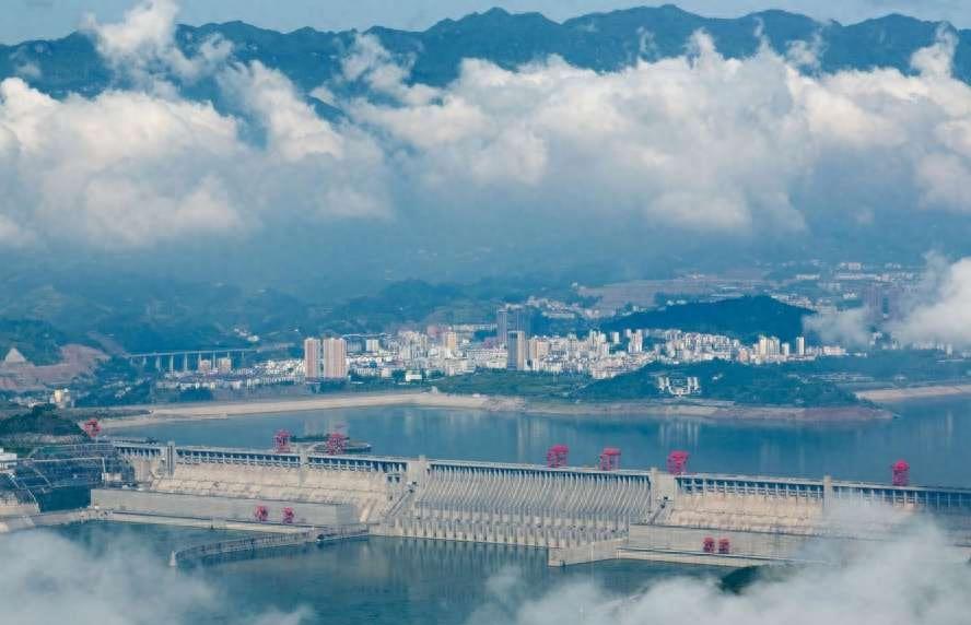 中国很多地方缺水，黄河长江流入大海，为何不修大坝**利用呢？(图1)