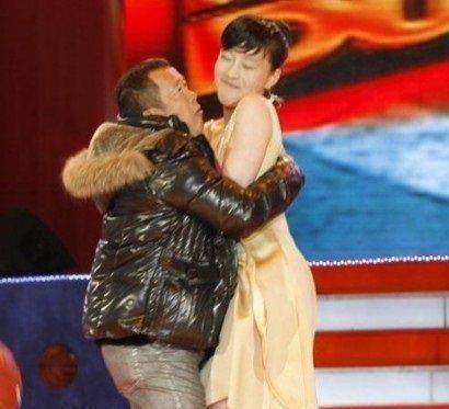 "戏中揩油,钟爱美女",论占便宜,他曾志伟可比张翰有经验_生活_衣服