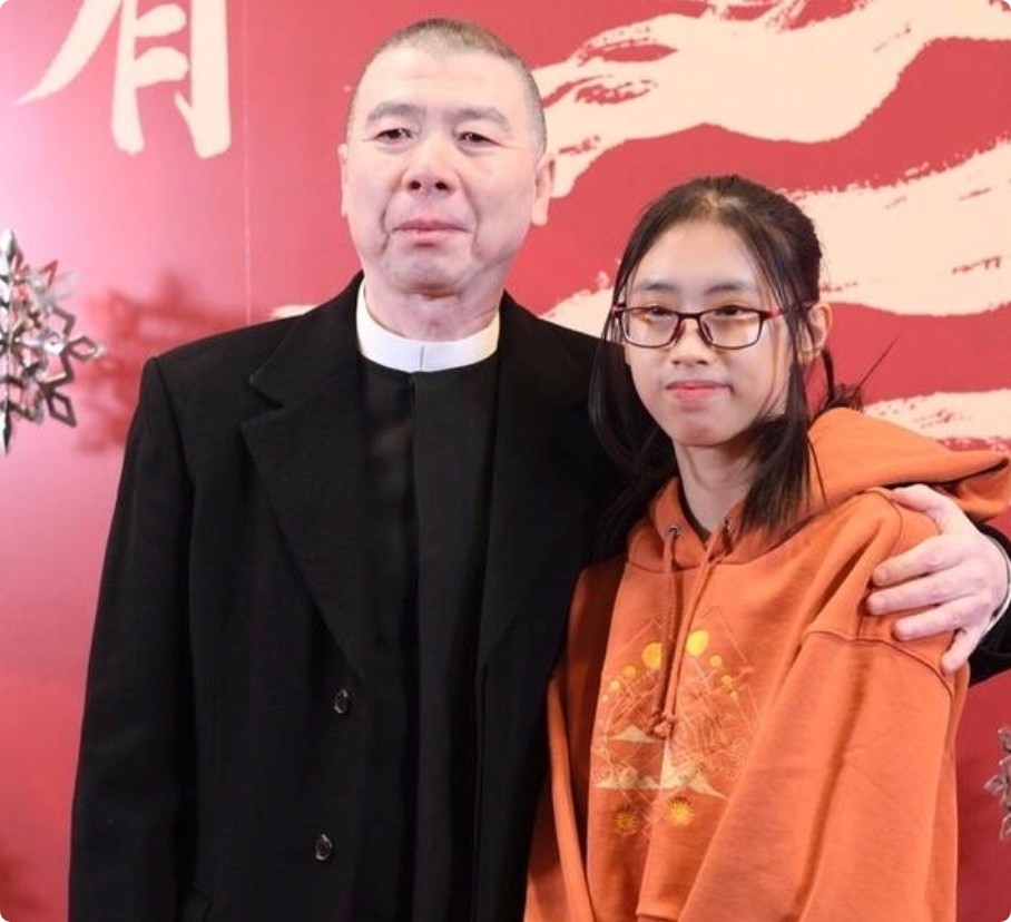完美避开父母长相,冯小刚女儿办画展,五官精致撞脸虞书欣_徐朵_徐帆