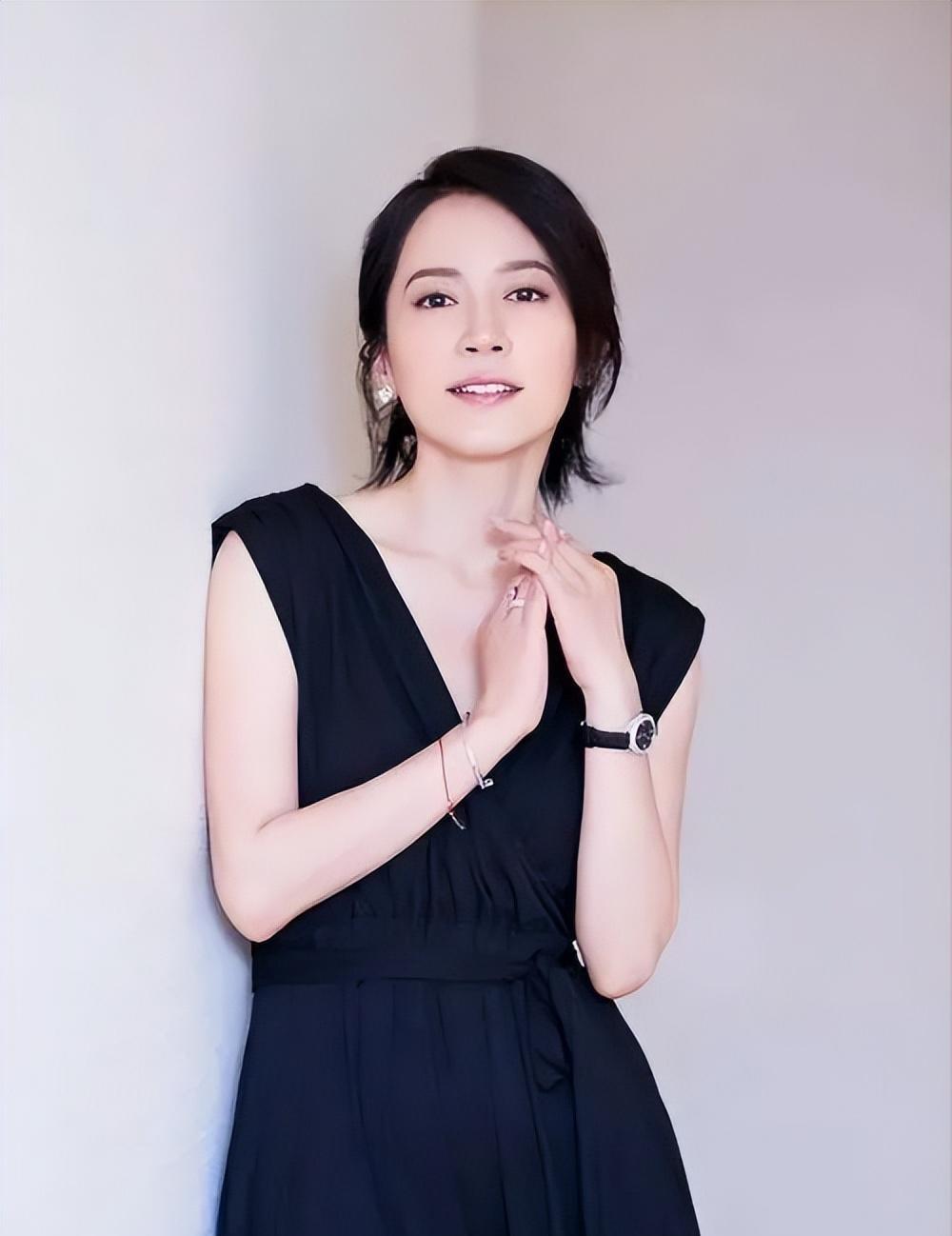 52岁俞飞鸿真是优雅到骨子里:裙不上膝,色不过三,美得高级得体_着装