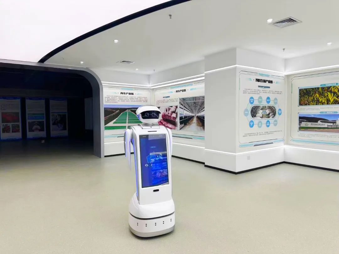 科技与农业"共舞" | 小笨智能机器人亮相农业科普展馆_服务_智慧_进行