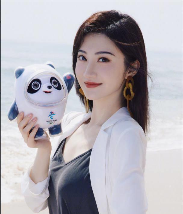 宋代黄庭坚的《玉水仙二韵》中有一首诗写得特别好:"借水开花,水沉骨