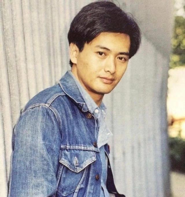 66岁周润发现身活动,满头白发身材笔挺,果然帅哥不分年龄_网友_习惯