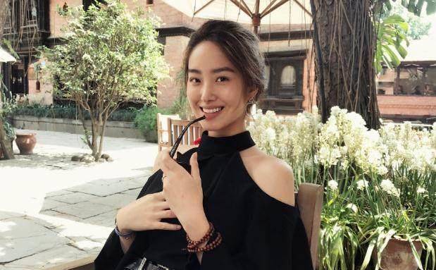 女主角不仅是娜扎的同班同学,而且还与刘亦菲干爹是情侣_杨采钰