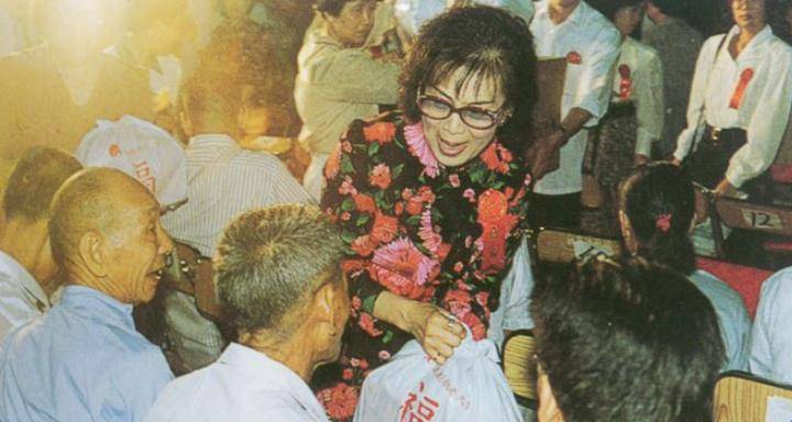 原创58年离异带娃的冯坚妮嫁入豪门霍英东宠了她52年最后分得50亿