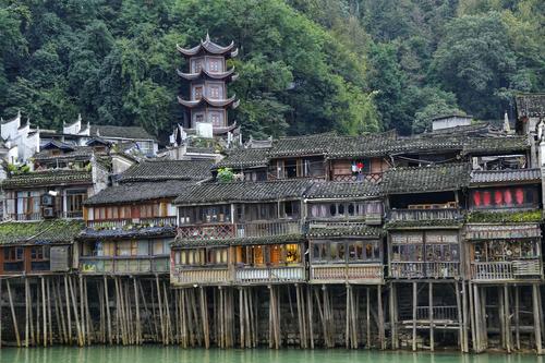 没用一颗钉子,全部是木结构,依山傍水而建_吊脚楼_湘西_地区