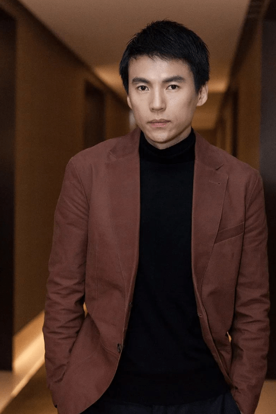 所以高原当时挖了王菲的墙角,嫁给了窦唯,窦唯的弟弟窦鹏又是周迅的前