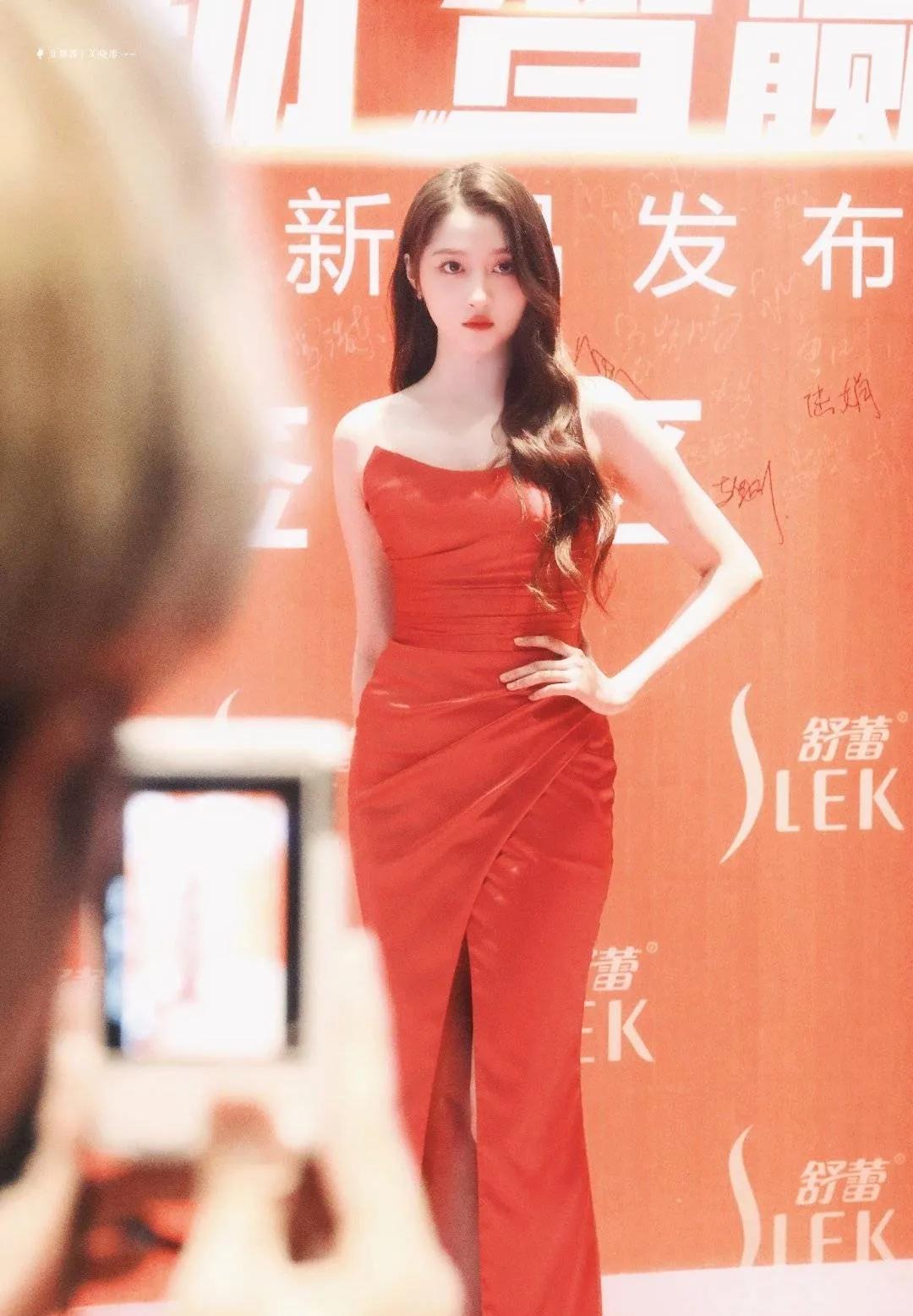 关晓彤和玫红的长吊带裙真好看,慵懒的卷发华丽丽,好迷人_漂亮_玫瑰