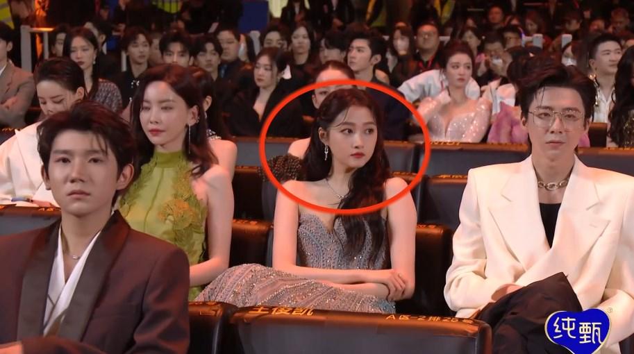 主办方"跟红顶白",关晓彤座位不如白鹿,三小只体验世态炎凉_杨颖_位置