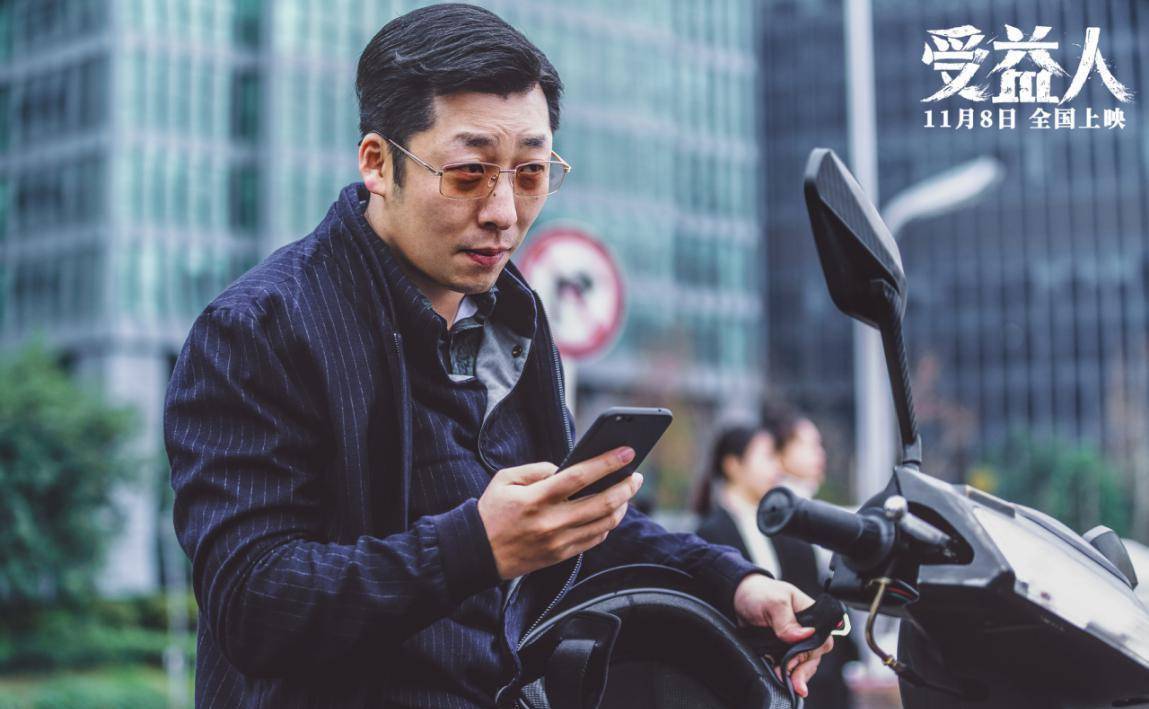 很多时候,他的表演,都是举重若轻,通过眼神,把人物的矛盾心理,演的