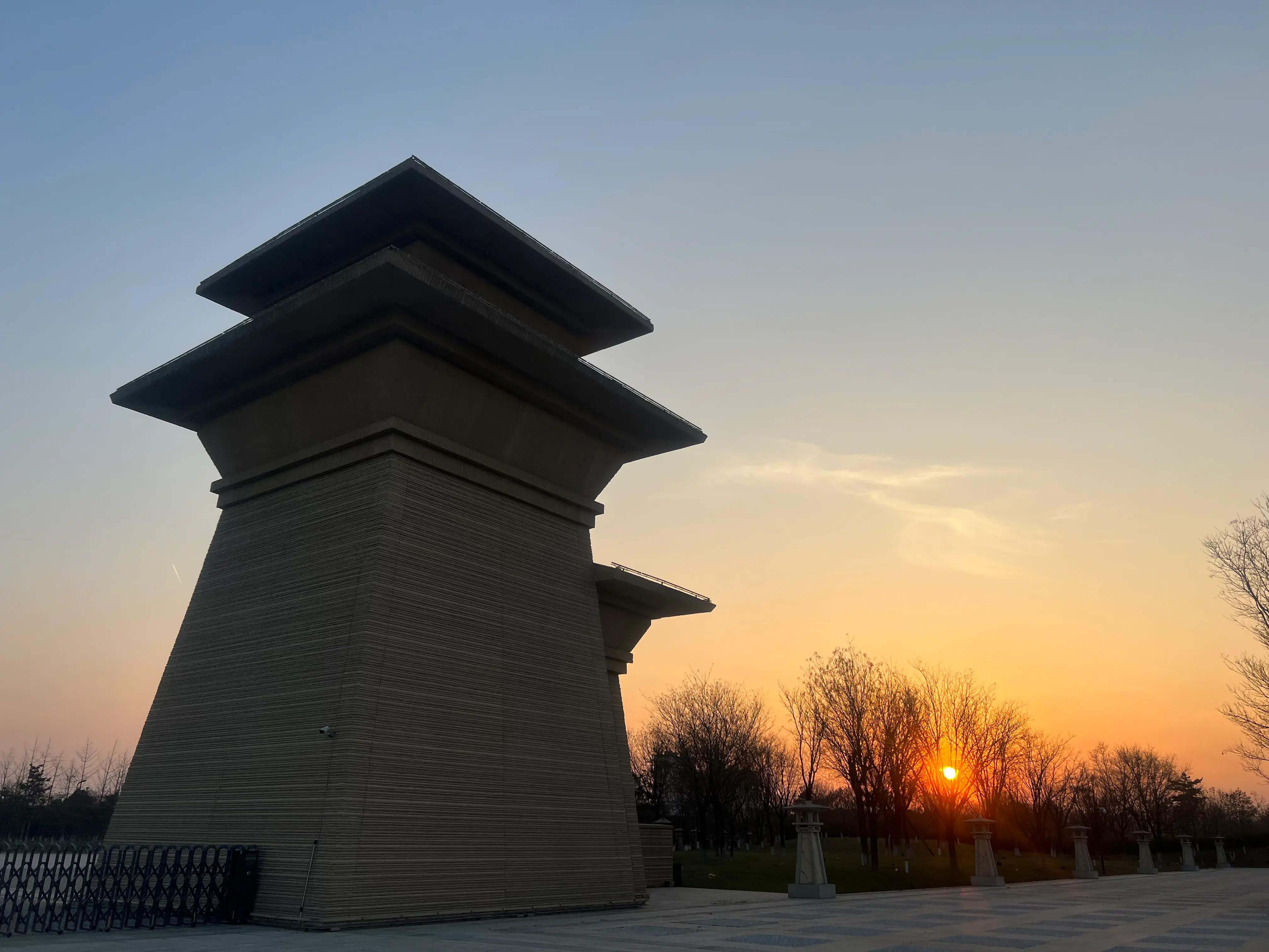 日落红霞映照陕西历史博物馆秦汉馆 景观恢宏大气雄伟壮观_大秦_建筑