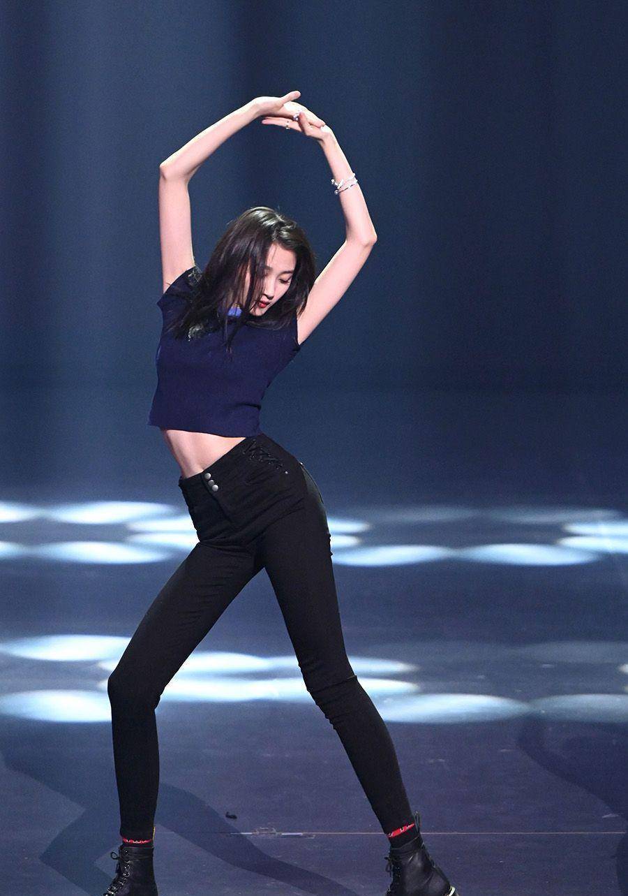 所以很多网友看完后都称赞关晓彤是九头身美女!