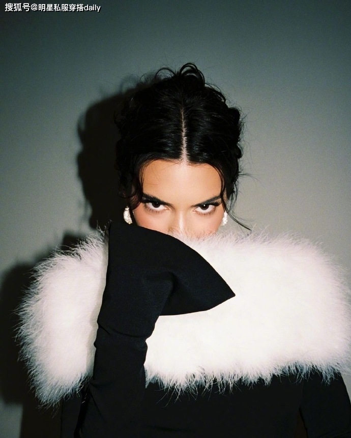 被卡戴珊肯豆的圣诞美照惊艳,黑色长裙拼接白色毛领,美的像油画_时尚