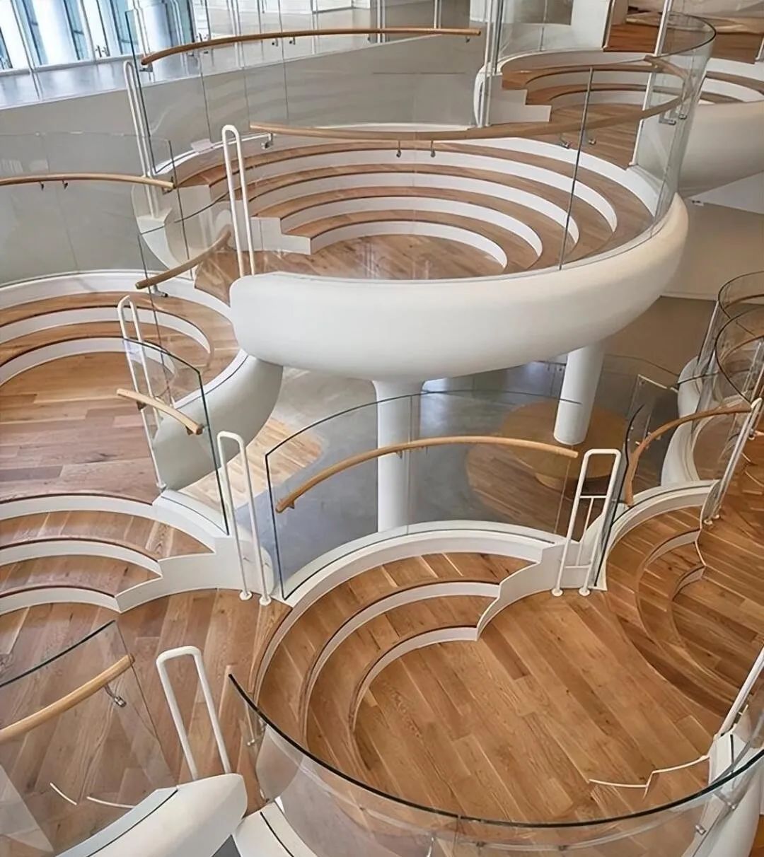 看多了规规矩矩的楼梯,没想到还有这8种特殊样式,让人眼前一亮_造型