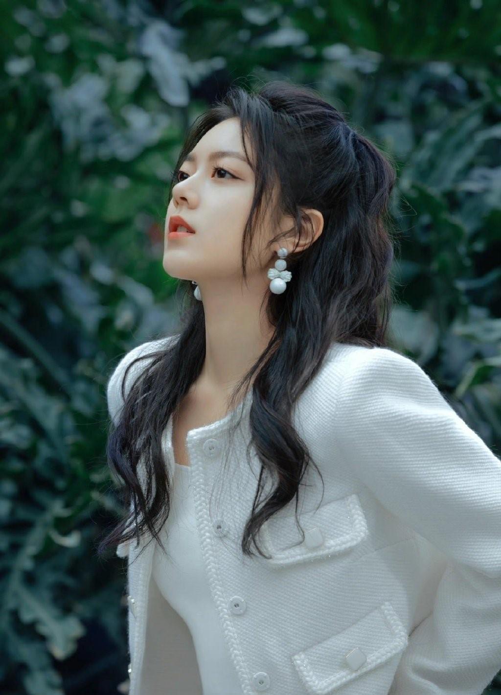 赵今麦的白色小香水风格甜美又带点高贵,美女真是养眼啊_娱乐_评论