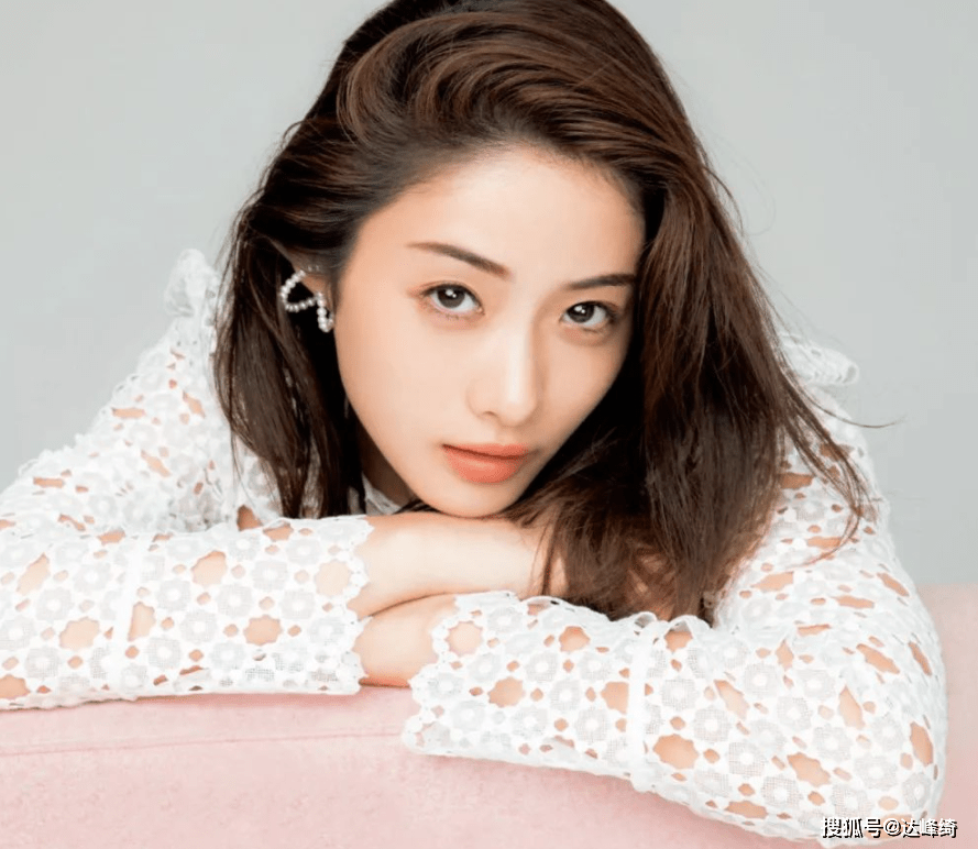 石原里美以其出色的演技获得了广大观众的喜爱,成为了娱乐圈的一颗