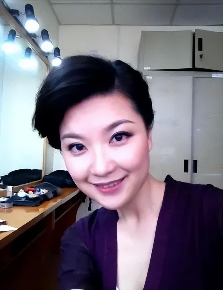 名嘴陈蓉:不当主持人也风光,嫁海归老公婚姻幸福是她最大的底气_生活