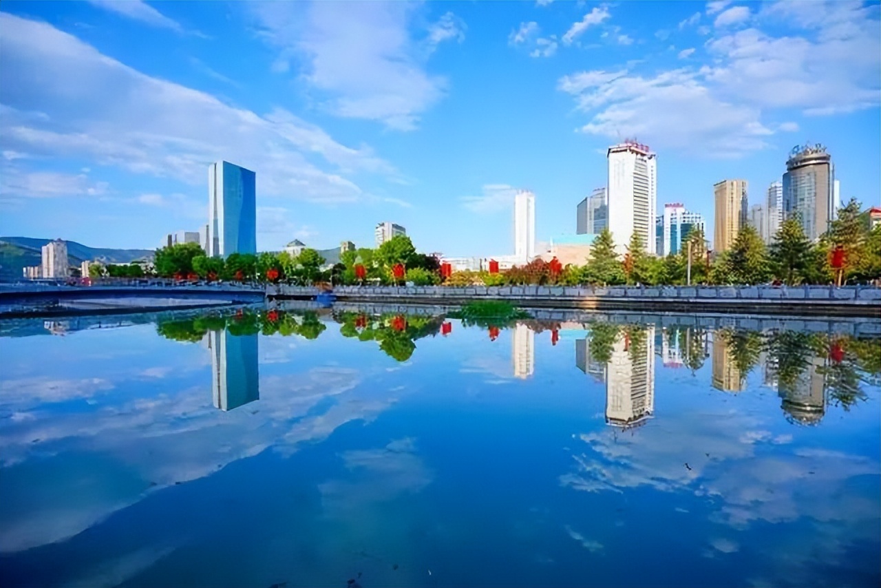 在西宁市多巴新城,新华联地产和海洋馆等基础设施的飞速建设在主城区