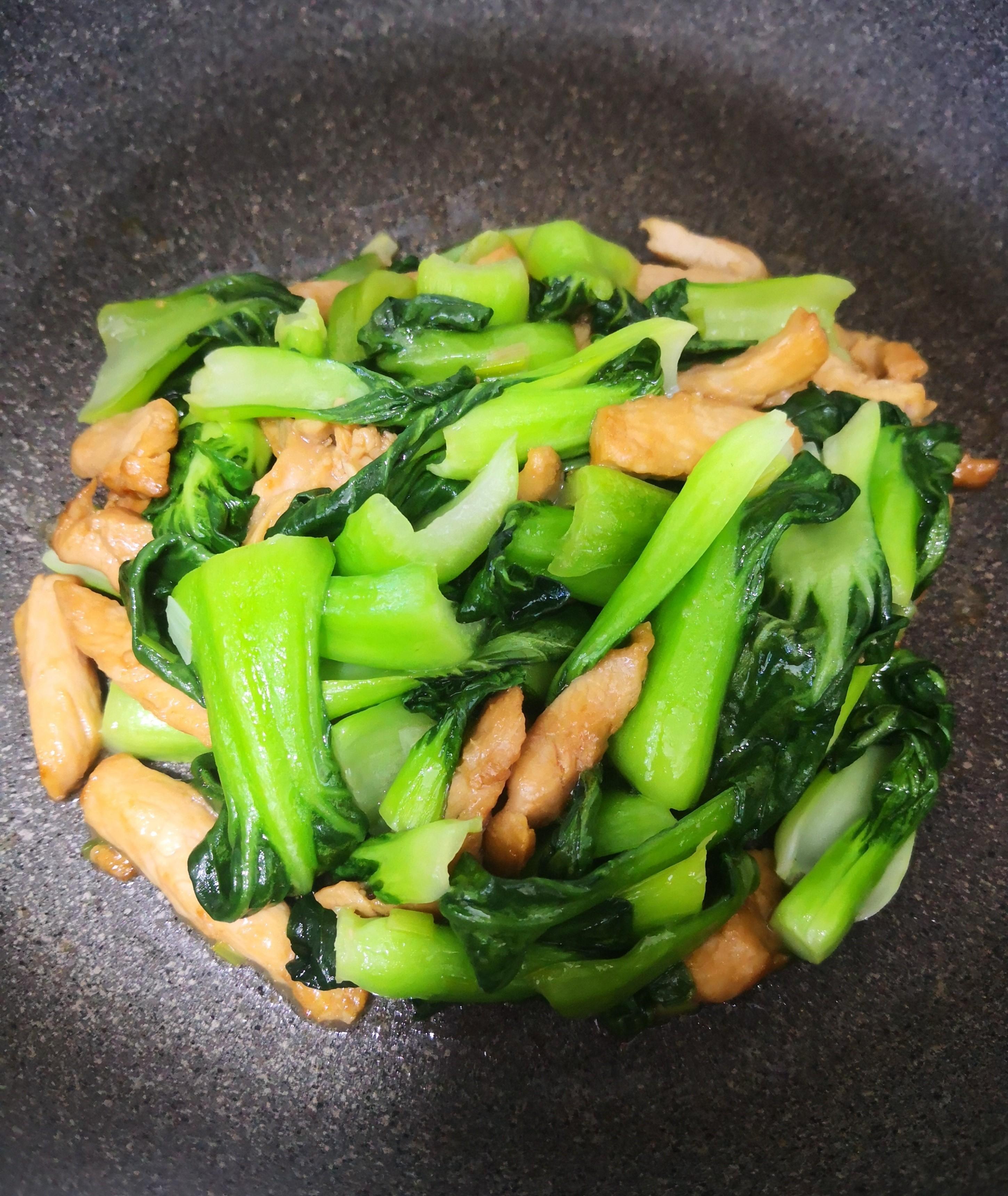 鸡胸肉要先腌制后再炒这样做出来的鸡肉特别滑嫩还入味;鸡胸肉和青菜
