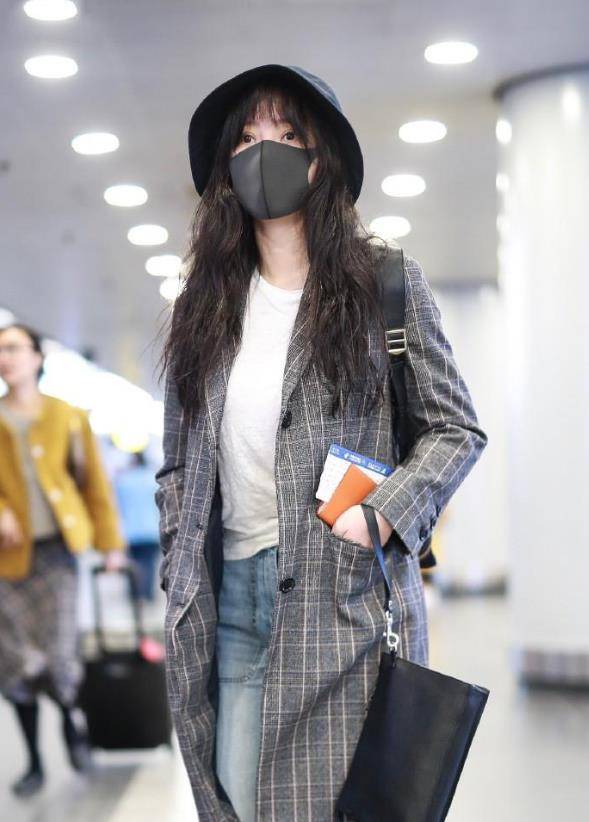 柳岩亮相不再秀身材,机场穿宽松大衣阔腿牛仔裤!_时尚_造型_演艺事业