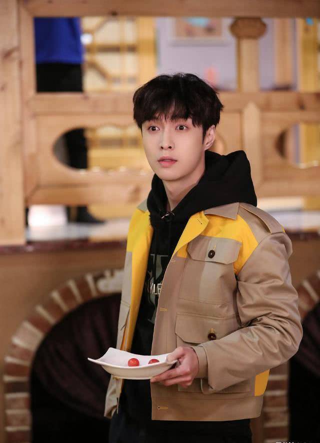 第一集播出后,张艺兴继承黄磊智商,网友:没那味了_节目_邓伦_观众