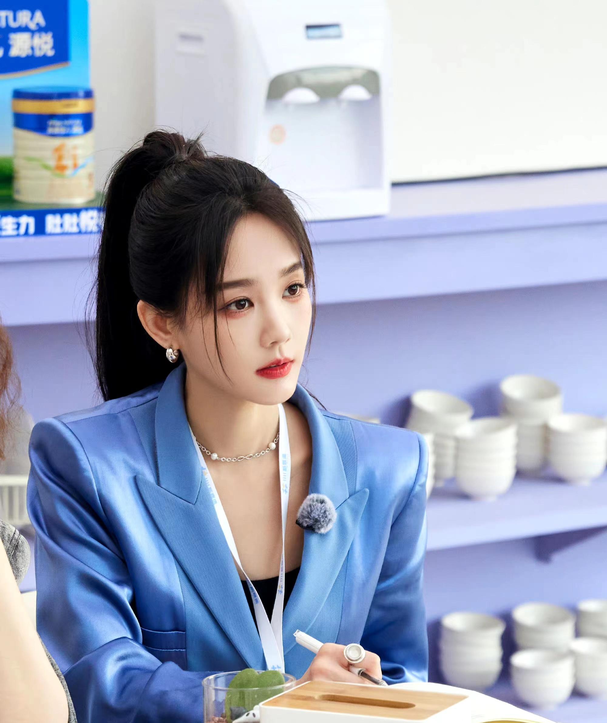 李一桐新造型《女子推理社》,身穿蓝色西装裙,非常漂亮又时尚!