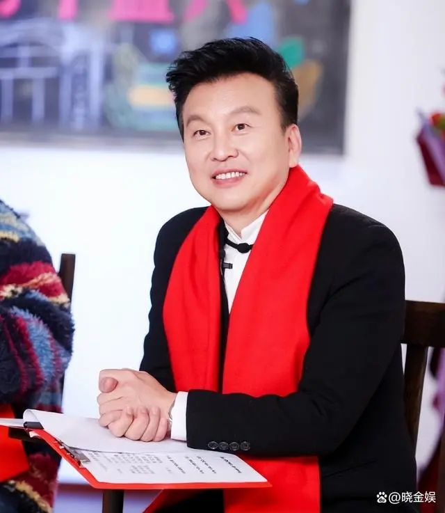 张泽群:在家追《繁花》,直夸胡歌演技好"年头年尾都霸屏央视"_电视