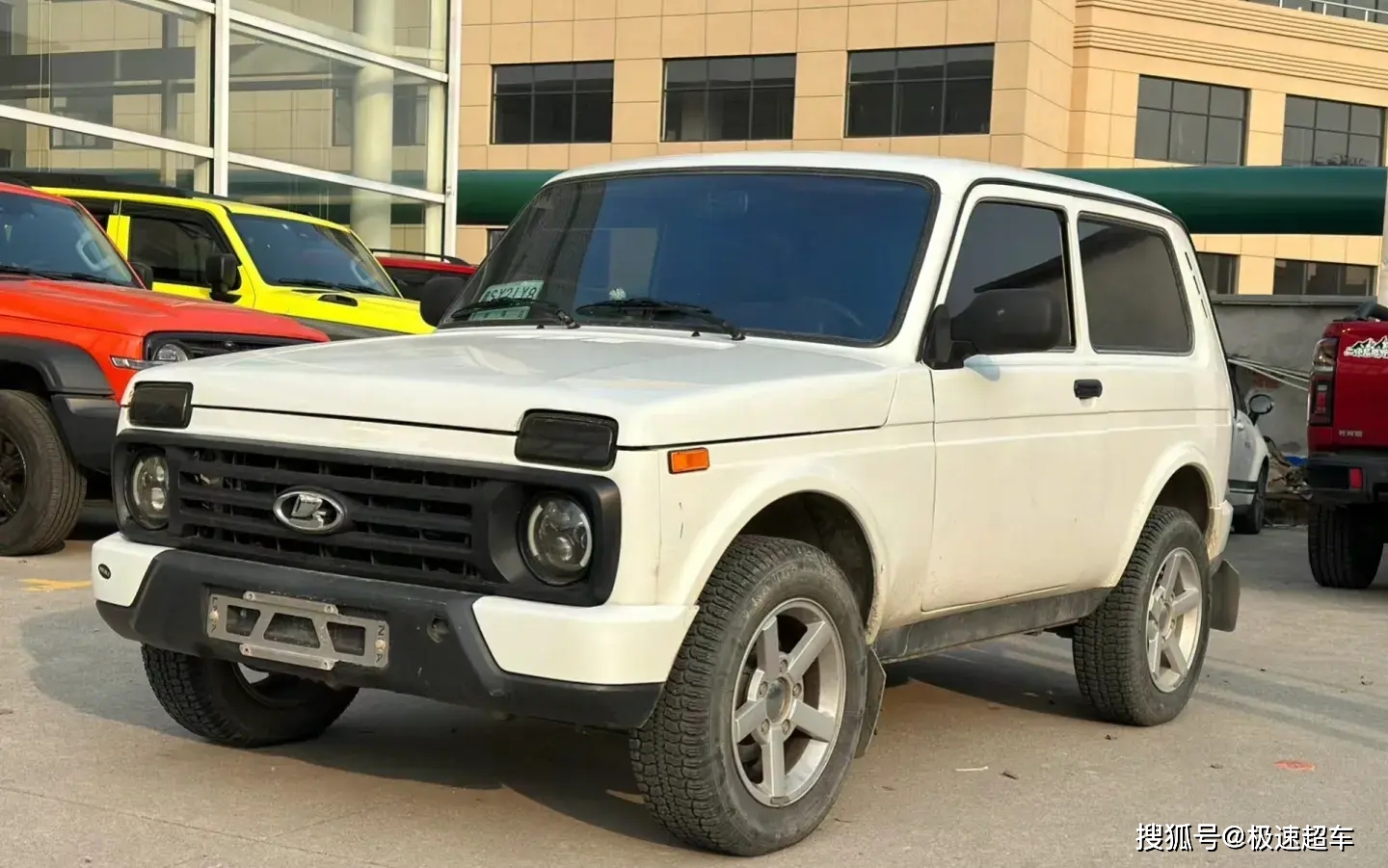 全新拉达尼瓦硬派越野车,实力不俗,落地13w,平替铃木吉姆尼_搜狐汽车