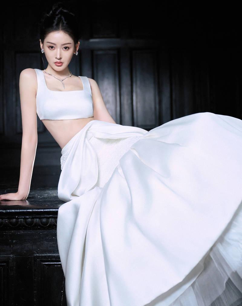 张天爱白裙惊艳亮相:鱼尾裙造型下的传统与现代美学完美融合_文化