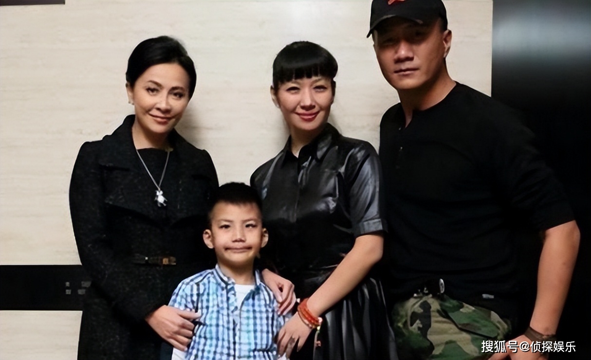 刘嘉玲晒与胡军儿子合照,感慨干儿子康康长太快:一晃眼一米八_梁朝伟