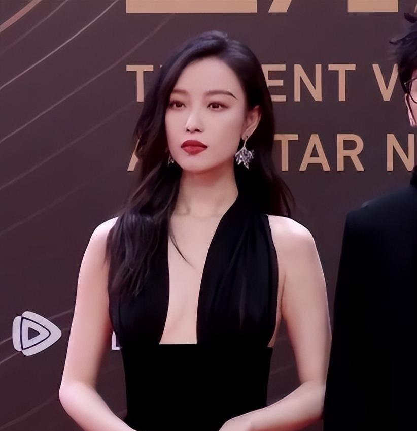 星光大赏女星造型盘点,杨紫热巴仙气飘飘,唐嫣宋茜光芒四射_连衣裙