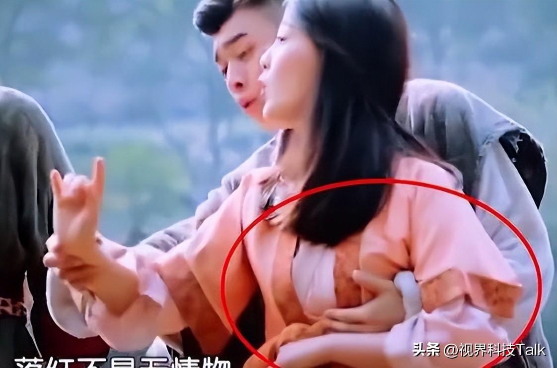 但看节目的网友却替虞书欣生起气来,原因是因为,大家发现刘润南的手不