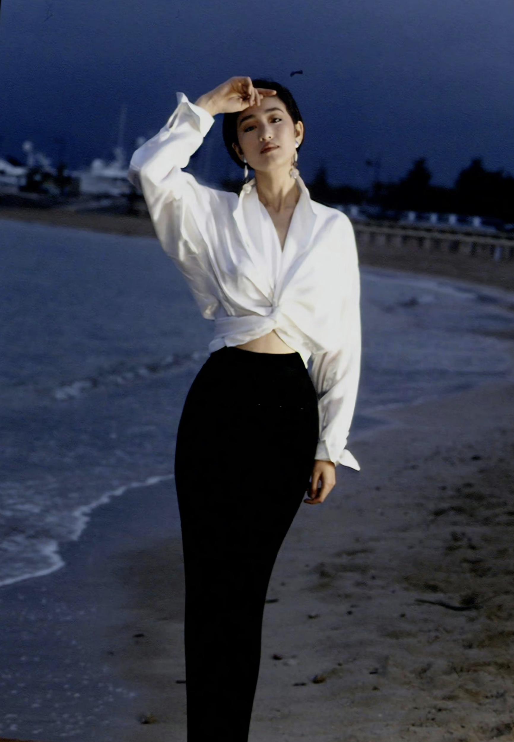 巩俐在1996年戛纳电影节上的白衬衫造型至今仍为疯狂