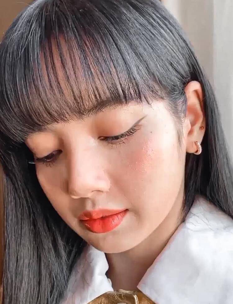 lisa怼脸照关掉美颜后,五官粗糙脂肪粒扎堆,真人芭比形象翻车_网友