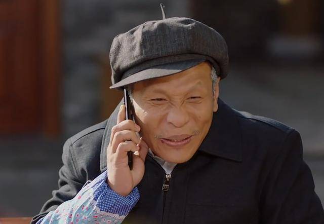 只见宋小宝饰演的老宋头一声"奏乐",刘老根过生日的画面全景出现,仔细