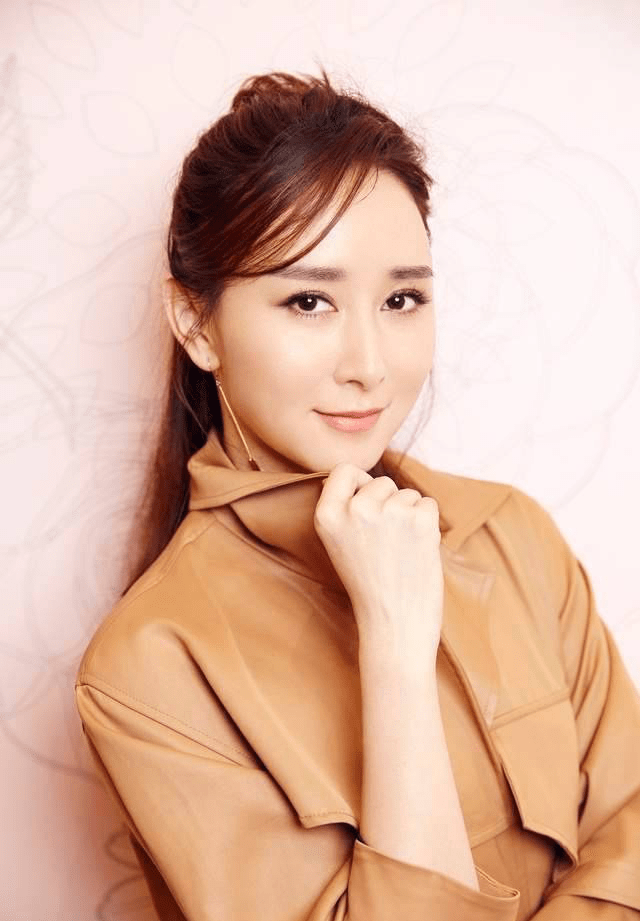 胡静写真大赏:演技卓越,魅力四溢的水蜜桃,如何成为影视界的璀璨之星?