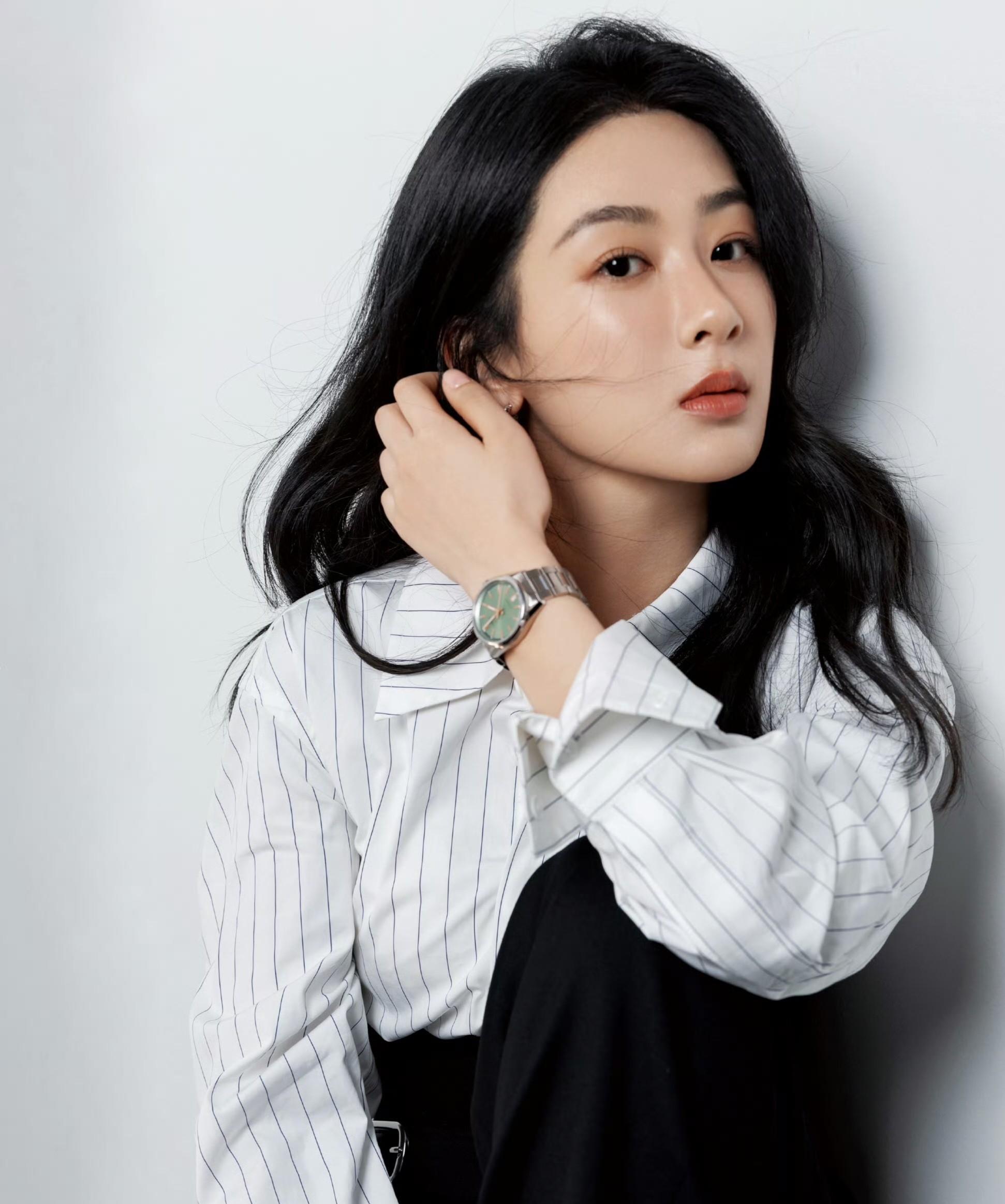 杨紫又更新两套造型,慵懒大女主 黑色束腰造型,不愧是百变杨紫_白色