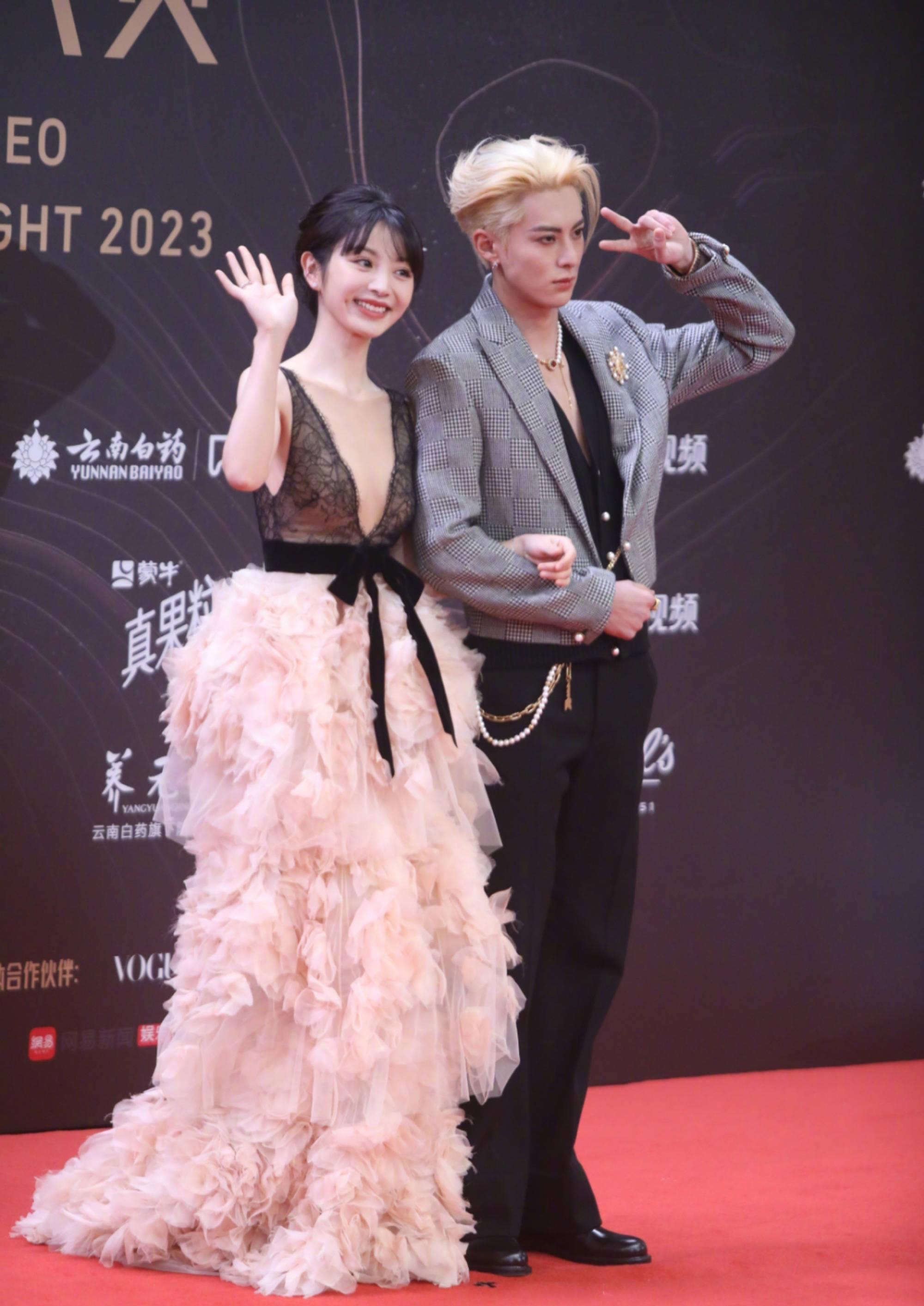 星光大赏女星造型盘点,杨紫热巴仙气飘飘,唐嫣宋茜光芒四射_连衣裙