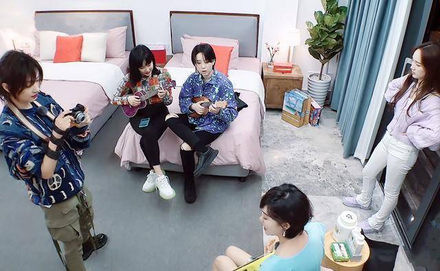 团综开播,她们的关系亲疏可见,扯头花的场面想想就算了_万茜_郁可唯