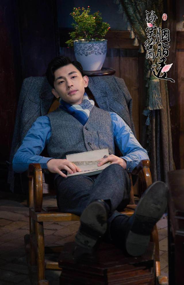 邓伦饰演男主朗月轩,风度翩翩的郎家二公子,明明心中喜欢顾海棠,却