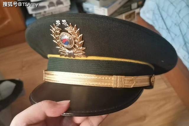 5,韩国不过朝鲜军用大檐帽的外观一直都很朴素,用的是皮革冒风带和