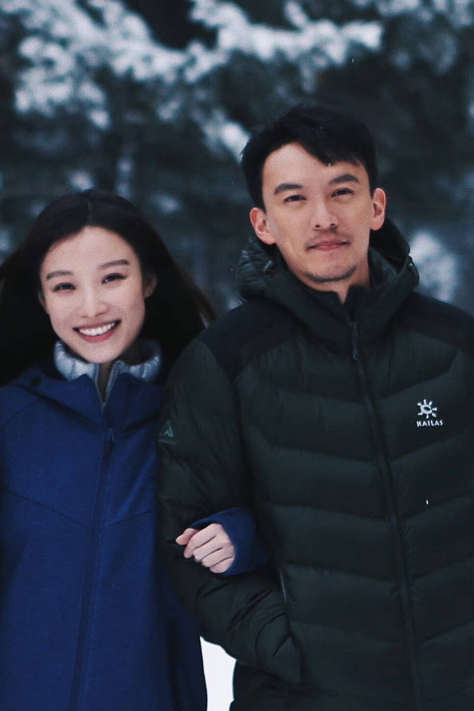 张震倪妮机场偶遇亲昵合影,倪妮衣领过低引争议,被指内衣都露出_网友