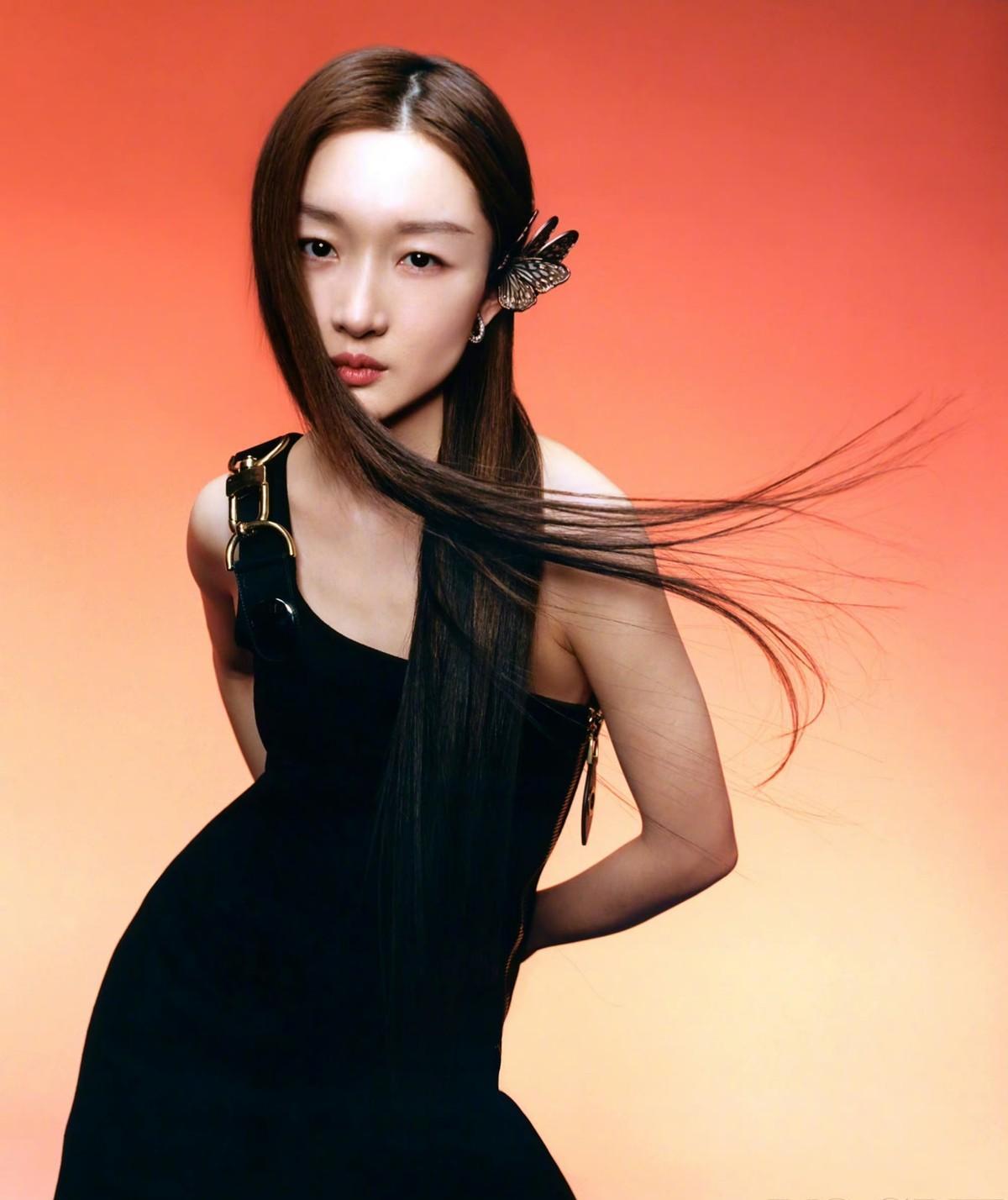 周冬雨新长发造型变性感!登vogue大刊太有女人味了,真被惊艳到